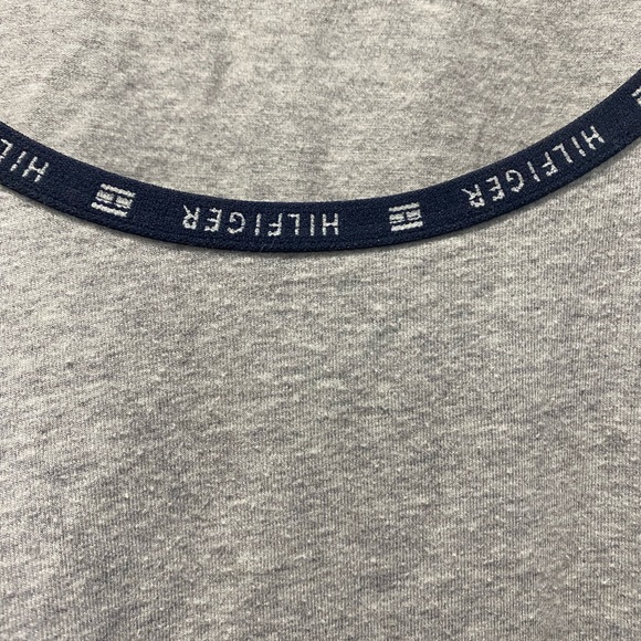 🔴2/$10 SALE🔴Tommy Hilfiger Grey Top Size Extra Large - Picture 3 of 5
